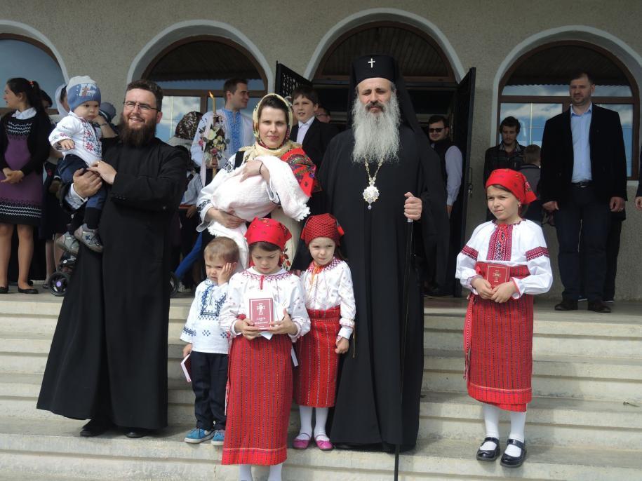IPS Părinte Mitropolit Teofan împreună cu familia pruncului botezat